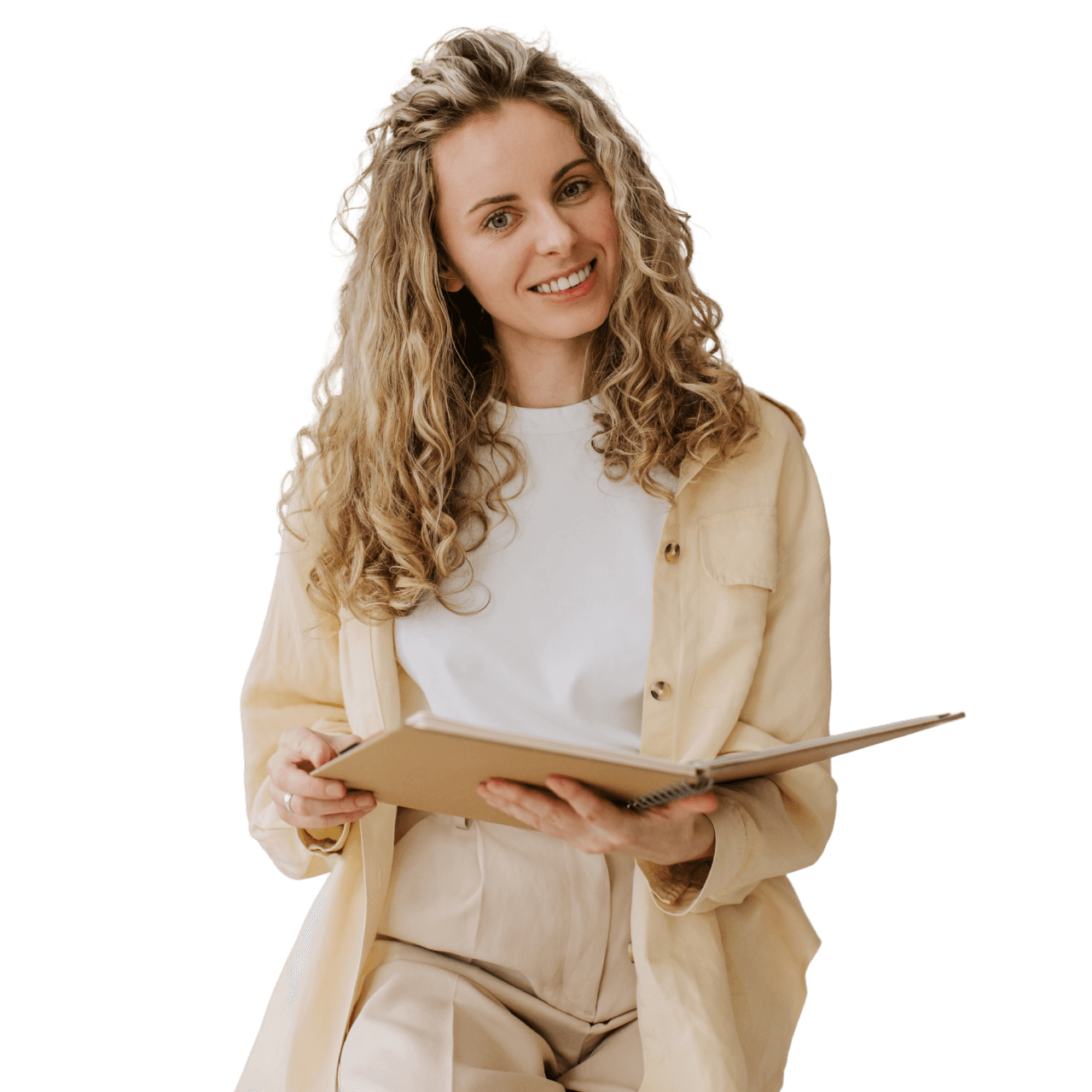 Mulher sorrindo segurando um caderno